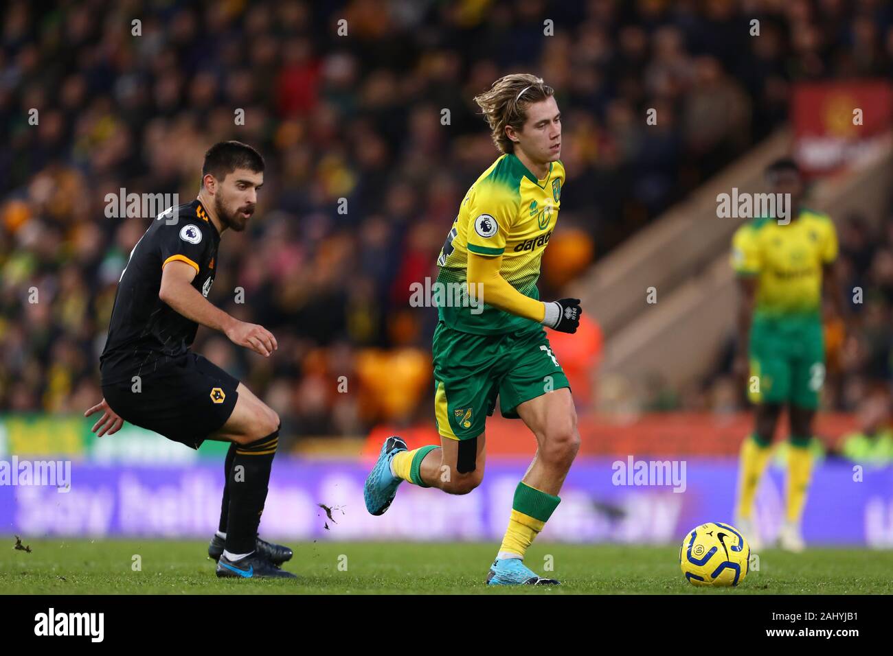 Todd Cantwell de Norwich City et Ruben Neves de Wolverhampton Wanderers en action - Norwich City v Wolverhampton Wanderers, Premier League, Carrow Road, Norwich, UK - 21 décembre 2019 Editorial N'utilisez que des restrictions s'appliquent - DataCo Banque D'Images