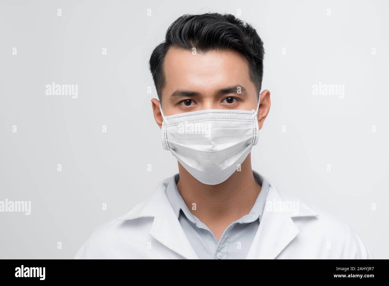 Beau portrait médecin avec un manteau blanc, masque de visage Banque D'Images