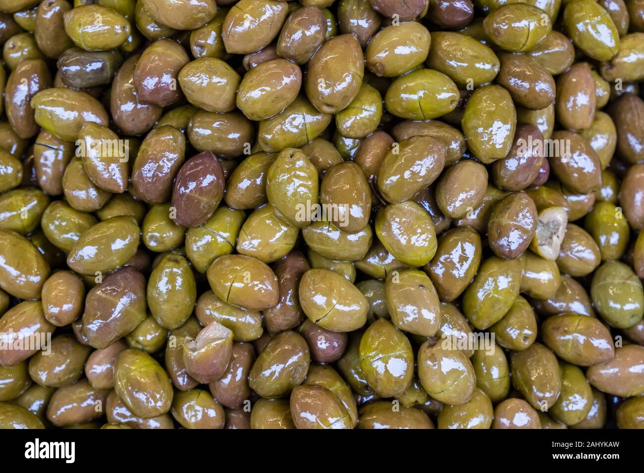 Grande variété d'olives est mis en vente dans les marchés de rue dans la banlieue Kadıköy, situé sur la partie asiatique de la ville Banque D'Images