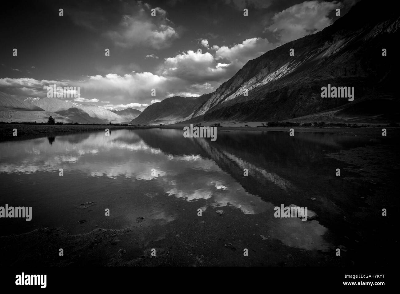 Reflet de la montagne en eau à la vallée de Nubra, Ladakh, Inde, Asie Banque D'Images