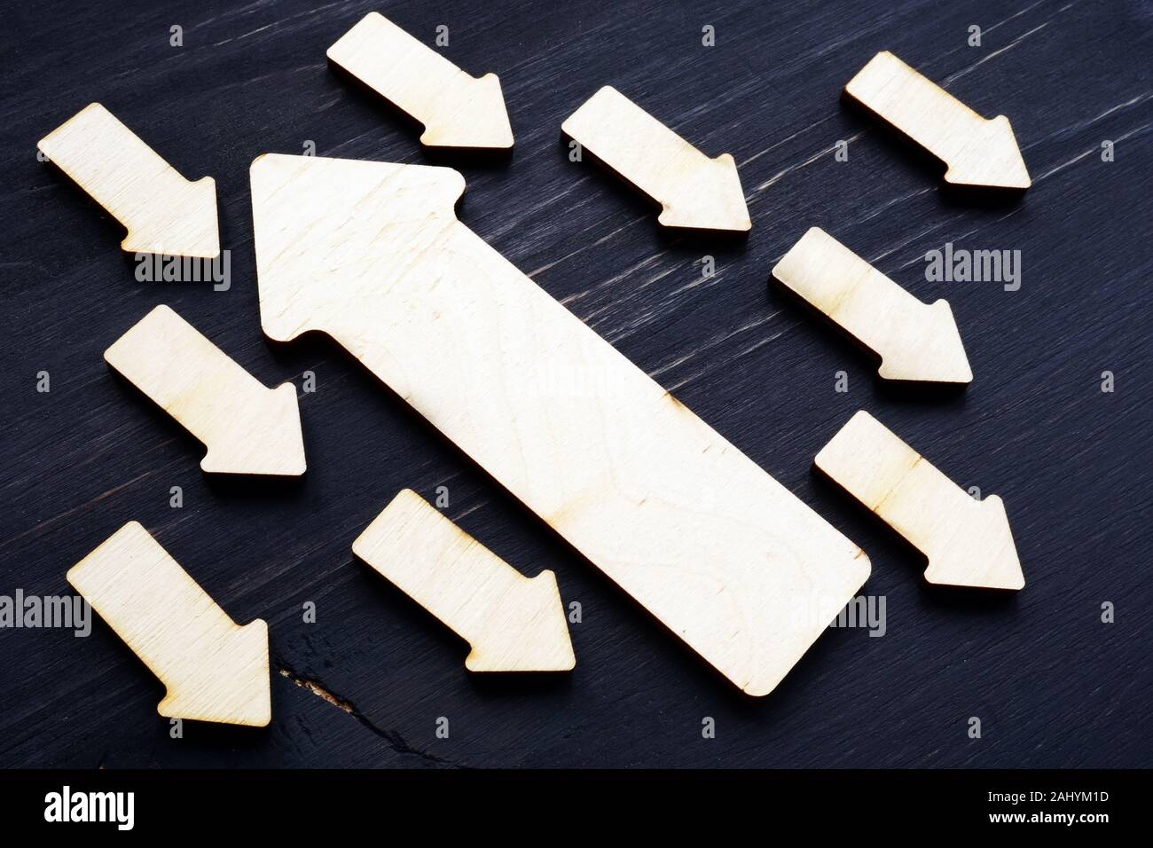 L'individualité, distinction. Une flèche dirigée à l'opposé du sens de la foule. Banque D'Images