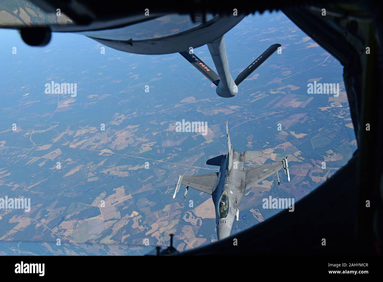 Un pilote de F-16 de la 169e Escadre de chasse, McEntire ANG Base, Caroline du Sud, les chutes d'un KC-135R Stratotanker du 151e Escadron de ravitaillement, McGhee Tyson ANG Base, New York après une mission de ravitaillement en vol. Banque D'Images