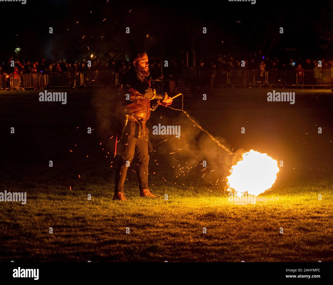 Flamborough Fête du feu. New Year's Eve 2019 célébrant le village viking de l'histoire. Avec la Procession aux flambeaux, Boules de Flamborough et la gravure d'un Longboat Viking sur la place du village. Banque D'Images