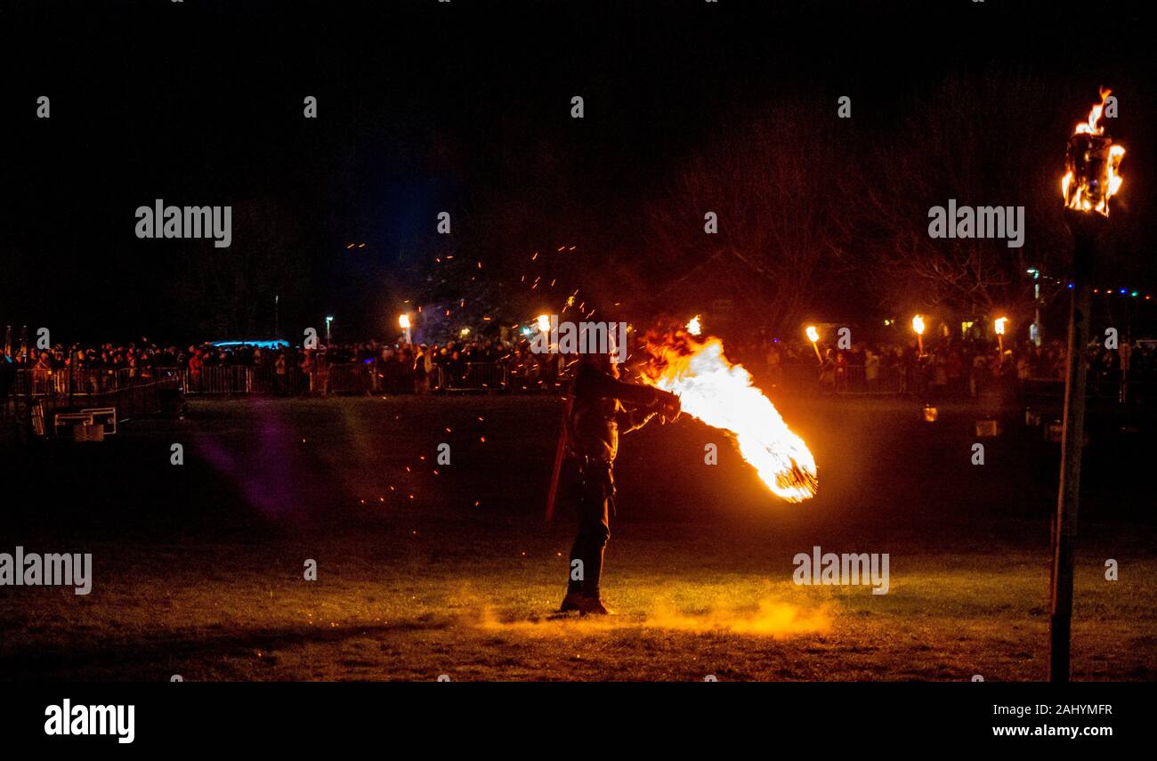 Flamborough Fête du feu. New Year's Eve 2019 célébrant le village viking de l'histoire. Avec la Procession aux flambeaux, Boules de Flamborough et la gravure d'un Longboat Viking sur la place du village. Banque D'Images