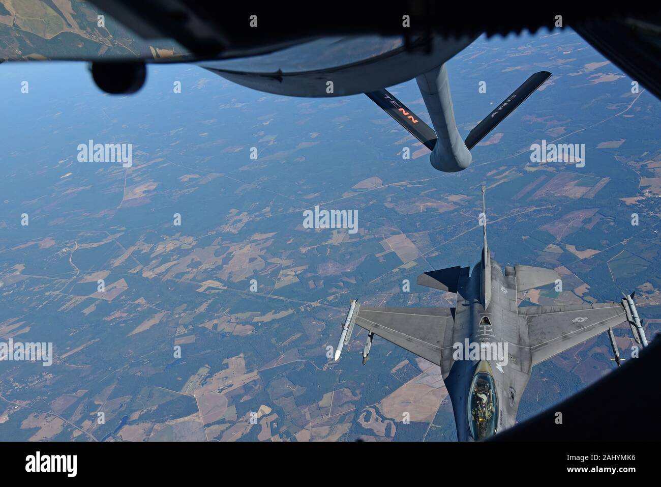 Un pilote de F-16 de la 169e Escadre de chasse, McEntire ANG Base, Caroline du Sud, les chutes d'un KC-135R Stratotanker du 151e Escadron de ravitaillement, McGhee Tyson ANG Base, Tennessee, pour une mission de ravitaillement en vol. Banque D'Images