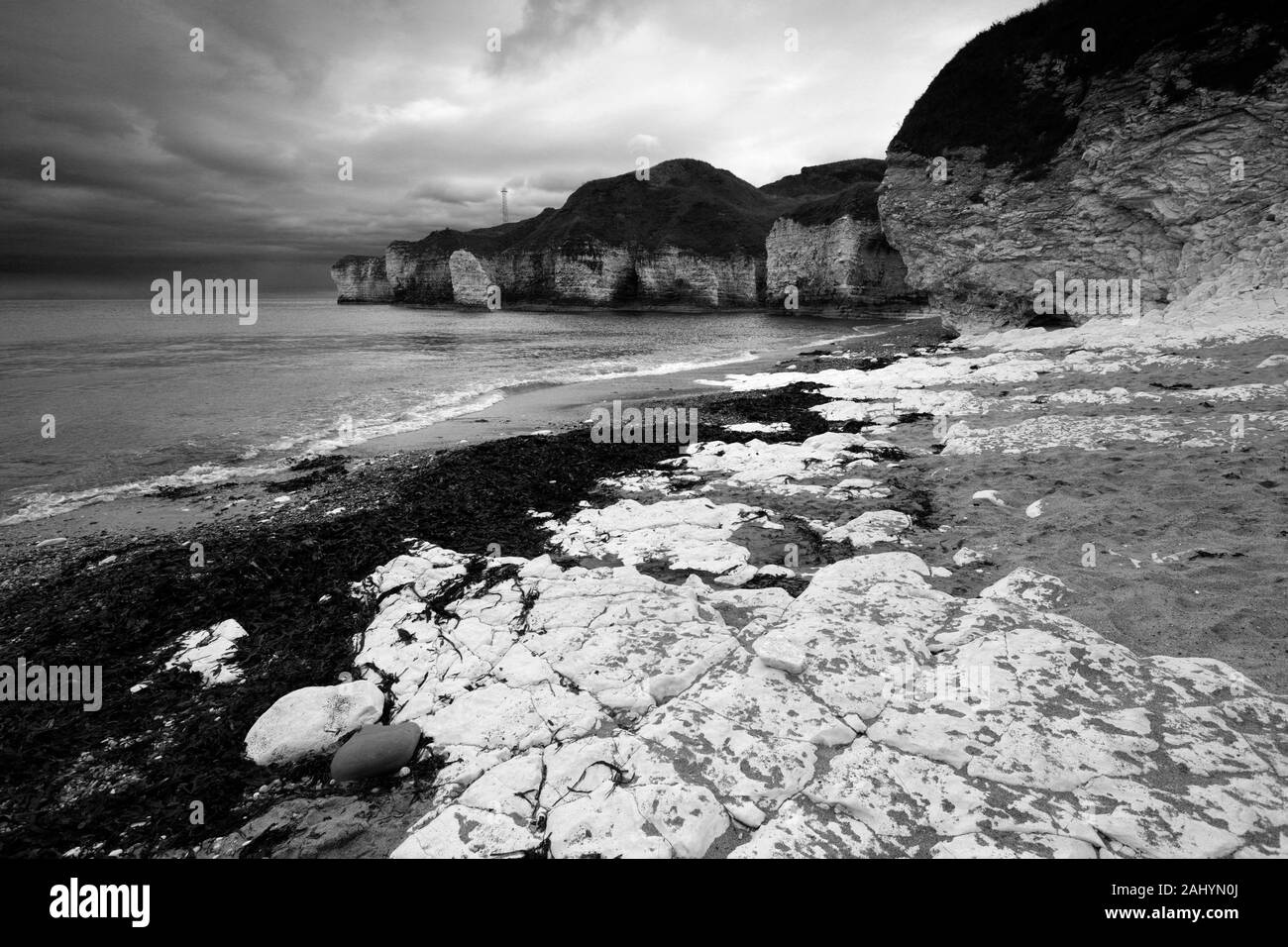 Les nuages au-dessus de la spectaculaire des falaises de craie à Flamborough Head, East Riding of Yorkshire, Angleterre, Royaume-Uni Banque D'Images