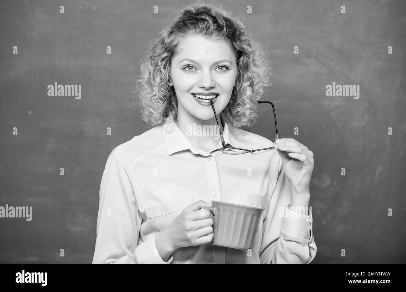 Matin calme. Bon matin. fille jolie avec plateau verre. enseignant nécessité pause café. woman with coffee cup at blackboard. Idée et d'inspiration. l'énergie et la vigueur. charge d'énergie. Banque D'Images
