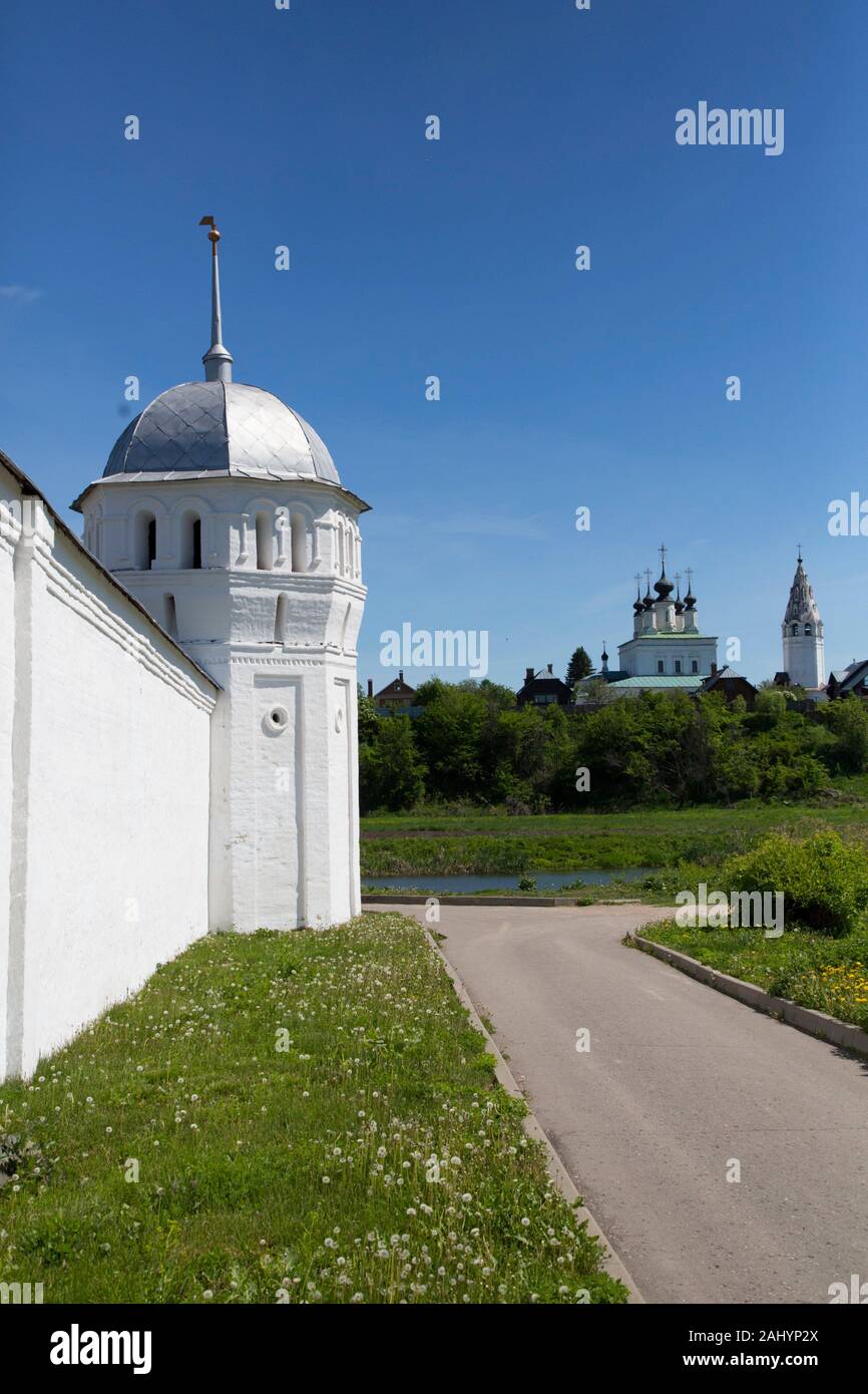 Rempart et tour, Pokrovsky Monastery, Souzdal, Vladimir Oblast, Russie Banque D'Images