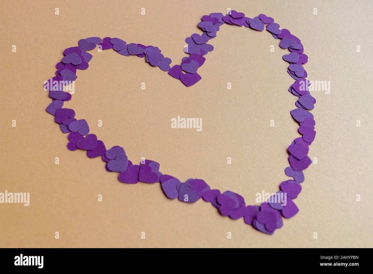Composition de petits coeurs violet sur fond jaune pour Saint Valentines Day 2020. Maison de l'humeur. Banque D'Images