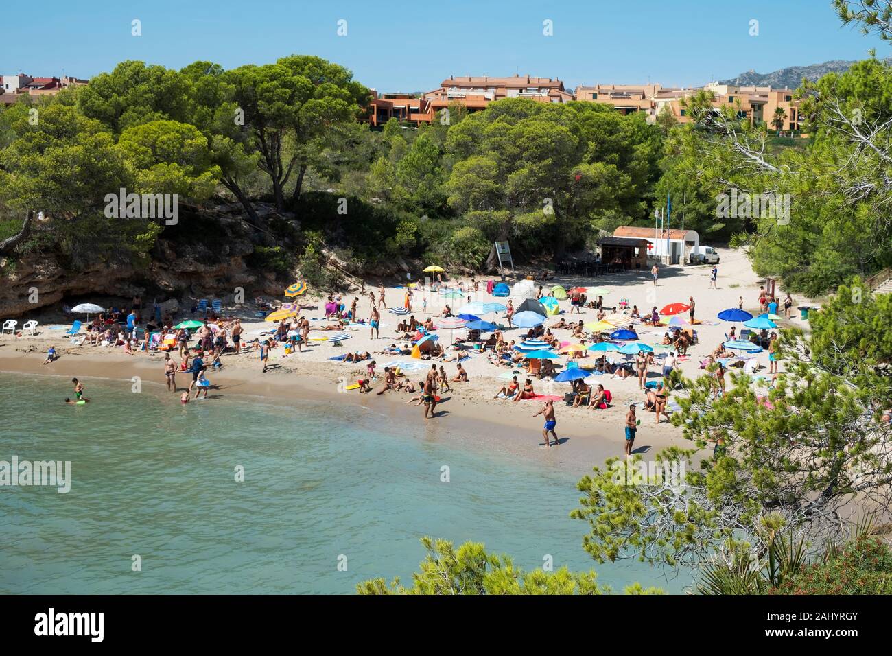 AMETLLA DE MAR, ESPAGNE - 26 août 2018 : les vacanciers à la plage Cala Calafato à Ametlla de Mar, Espagne, dans le quartier populaire de Costa Daurada coast Banque D'Images