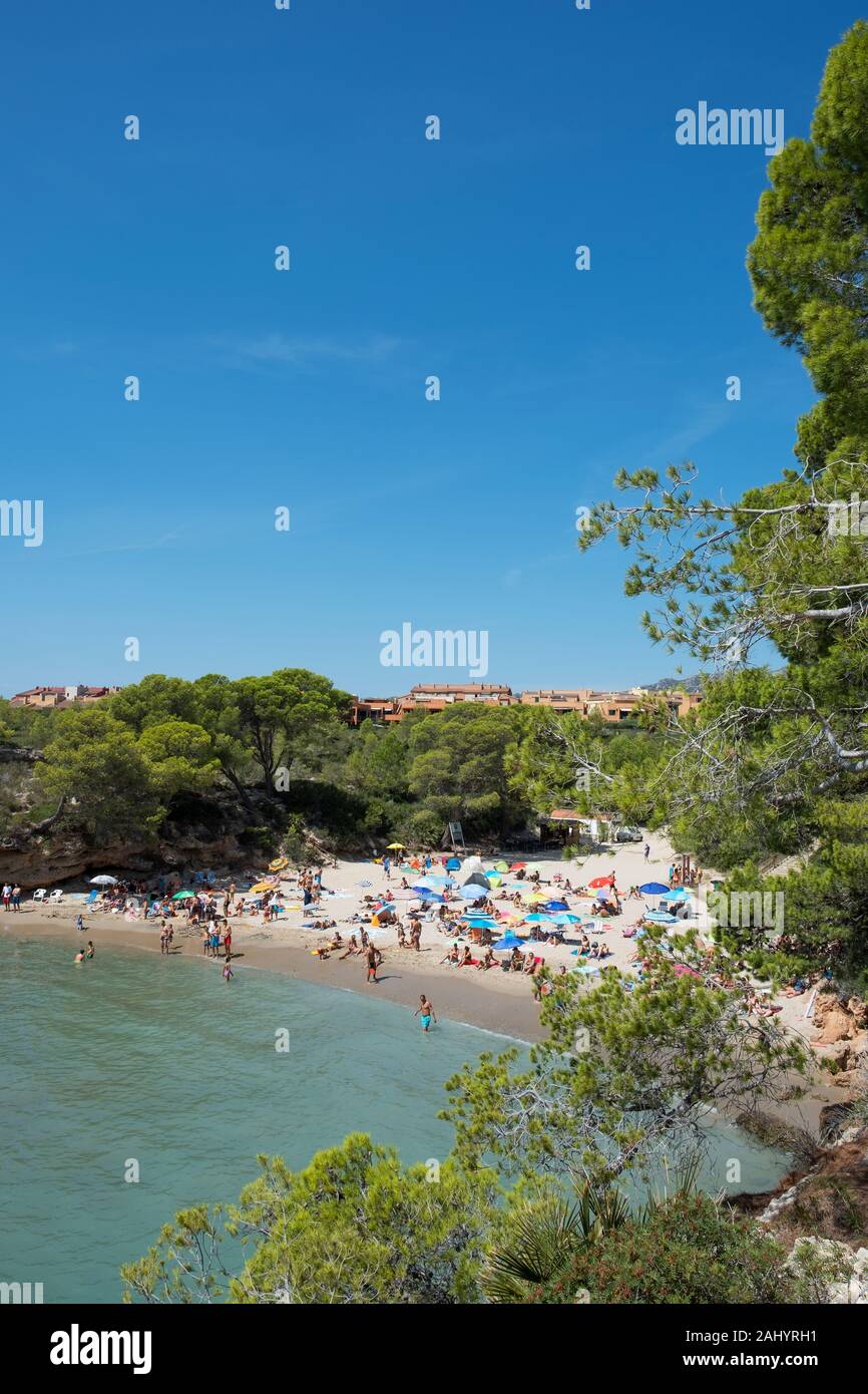 AMETLLA DE MAR, ESPAGNE - 26 août 2018 : les vacanciers à la plage Cala Calafato à Ametlla de Mar, Espagne, dans le quartier populaire de Costa Daurada coast Banque D'Images