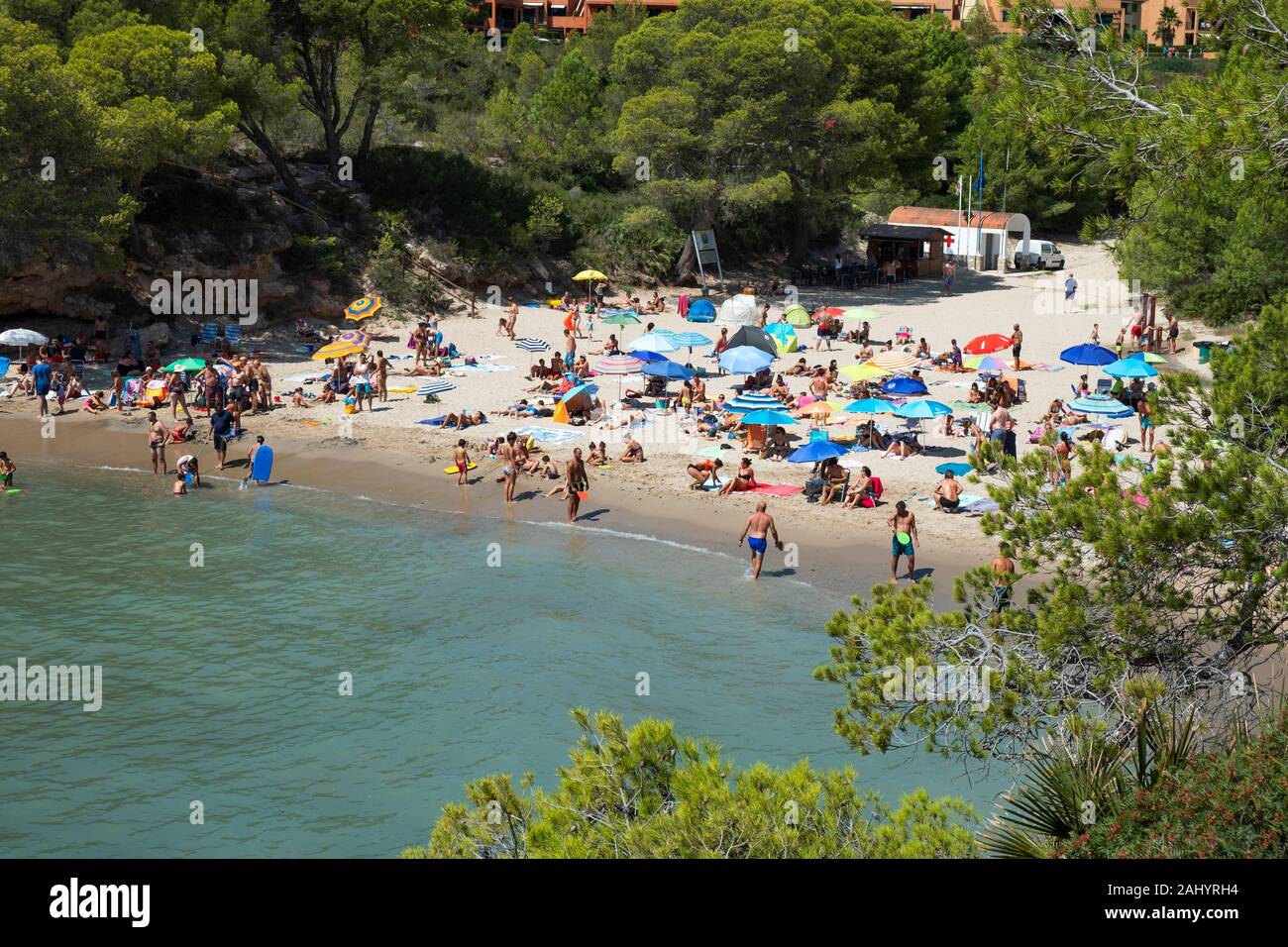 AMETLLA DE MAR, ESPAGNE - 26 août 2018 : les vacanciers à la plage Cala Calafato à Ametlla de Mar, Espagne, dans le quartier populaire de Costa Daurada coast Banque D'Images