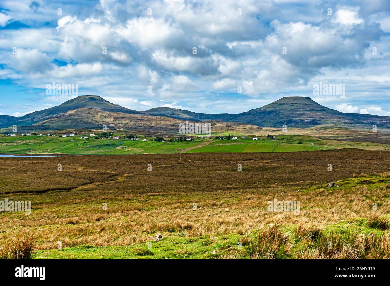 Hills sur Skye à Glendale en Écosse. Gauche est Healabhal Healabhal Beag et droit Mor Banque D'Images