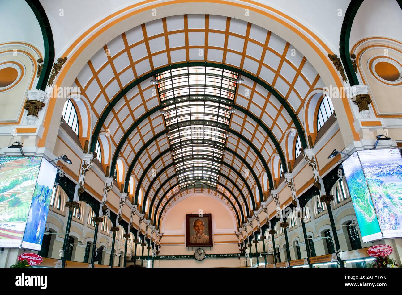 Au Vietnam, à Ho Chi Minh Ville, le bureau de poste central, en plein coeur de Saigon, a été construit par l'administration de la Poste française au cours de l'INDOC Banque D'Images