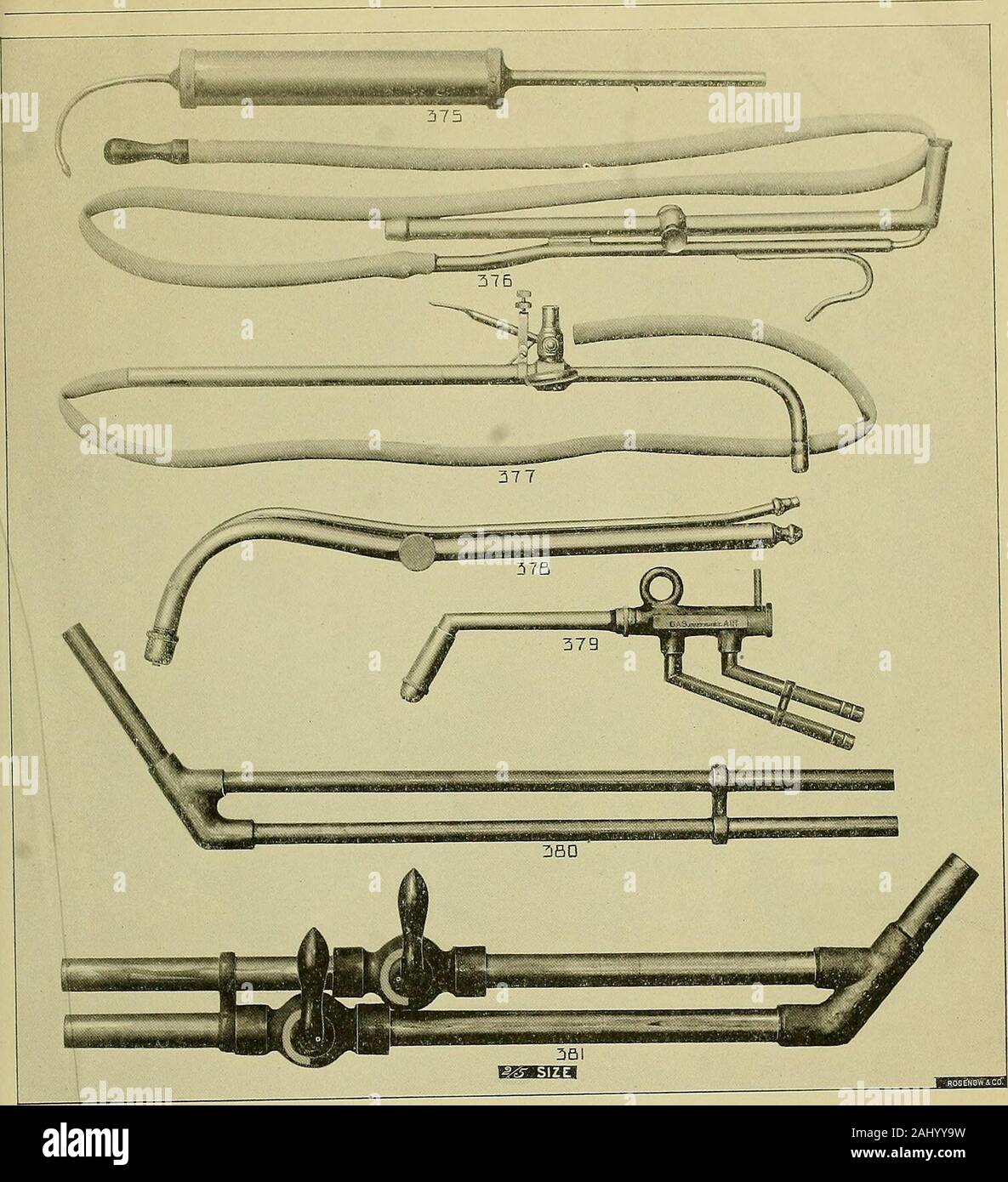 20e siècle catalogue de fournitures pour horlogers, bijoutiers et autres métiers . B SOUFFLER LES TUYAUX. N° 351. 8-UI. Chalumeau, avec balle... $0.15 No .364. Chalumeau, avec réglage de la flamme,petit,nickelé.$1,00 lickel-plaqué. 357. 10 358. 10 * 359. Sex Blast. Chalumeau en laiton nickelé -25 chaque chalumeau, nickelé 10 nickelé 20 20 ^5 -Si ubber-parole 75 363. Chalumeau, avec réglage de la flamme, faible. 309,370.371. • Intérimaire auto nickelé . 2,50 ! Bouchon qui visse nickelé 35 • 50,30 * * Alcool nickelé Chalumeau, blast est générée par le chauffage plus de lampe à alcool Banque D'Images