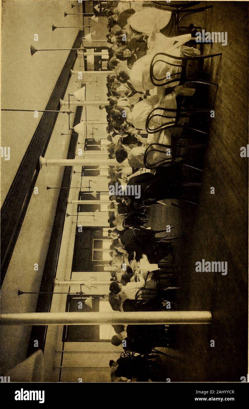 Bulletin de l'École normale de l'État, Fredericksburg, Virginia, Juin, 1915 . ULES O. N. Hameau, ChairmanVirginia E. Stone Marion C. Forbes Olive DÉCORATIONS M. Hinman, Président Nora C. Willis Margaret E. Fraser Marion C. Forbes Frances L. Withers Sarah R. Marshall PUBLICATIONS A. B. Chandler, Jr., président noir Ethel Virginia M. Goolrick Virginia E. Stone ATHLÉTISME Sarah R. Marshall, président Gunyon M. Harrison Dr C. Mason Smith M. Olive Hinman O. N. Hameau Charlotte Peuples CLUF D. Atkinson LA BIBLIOTHÈQUE B. Y. Tyner, ChairmanEthel Virginie Noir E. Stone Dora J. Dadmun Activités étudiantes Frances L Banque D'Images