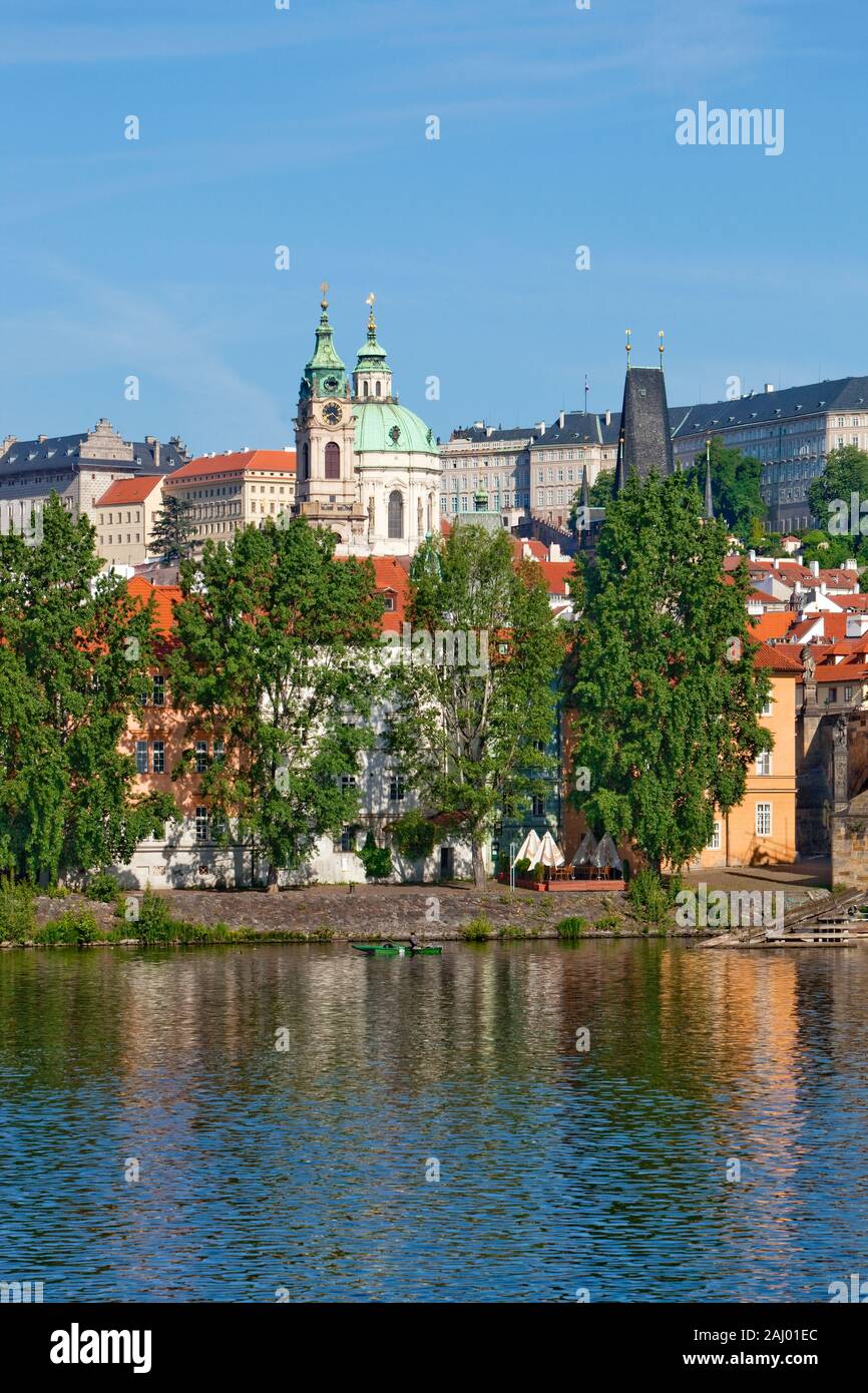 République tchèque, Prague - st. l'église Saint-Nicolas, le château de Hradcany, Prague Banque D'Images