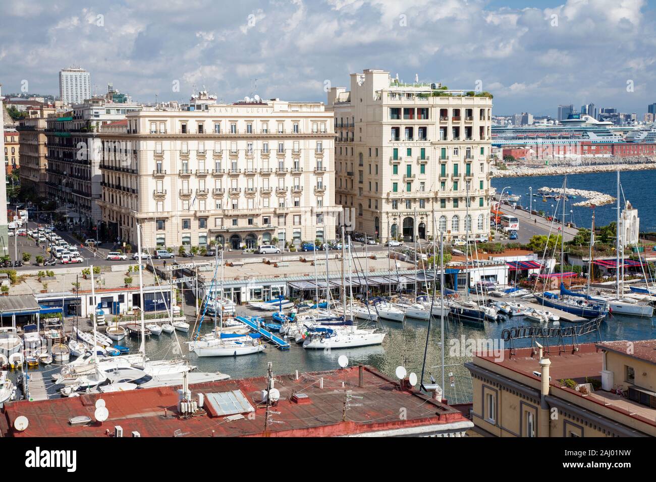 Le port de Santa Lucia au Borgo Marinari de Castel dell'Ovo Banque D'Images