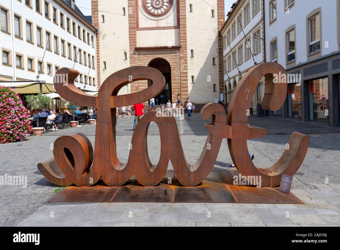 Sculpture « Love Hate » (côté Amour) de Mia Florentine Weiss devant la cathédrale de Würzburg, (Würzburger Dom) sur Domstraße à Würzburg, Bavière, Allemagne. Banque D'Images