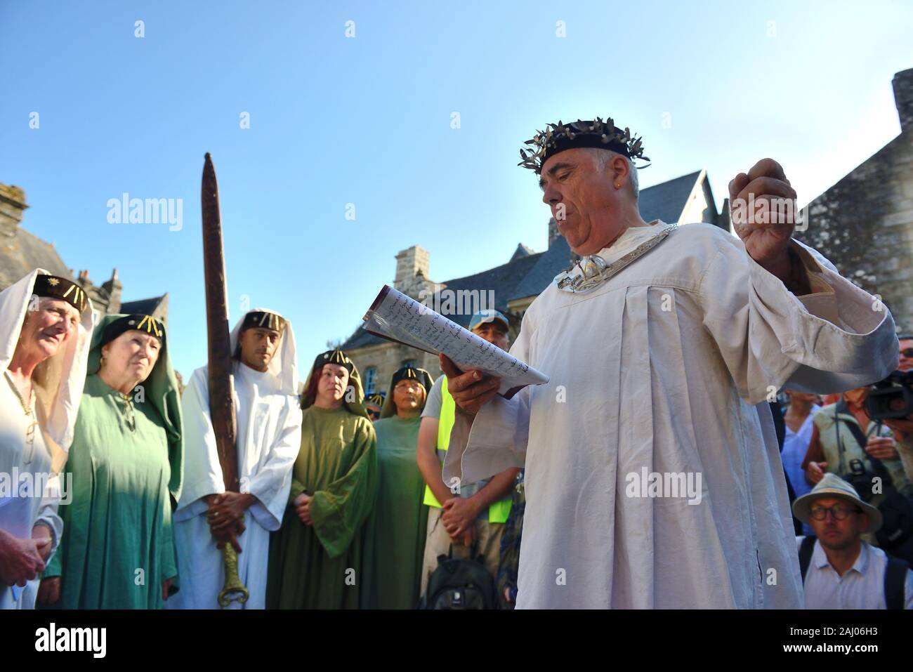Locronan (Bretagne, nord-ouest de la France), le 14 juillet 2019 : "druidiques troménie" du Gorsedd (ou Gorsedh) de la Bretagne, Breton pardon. Les druides et ba Banque D'Images