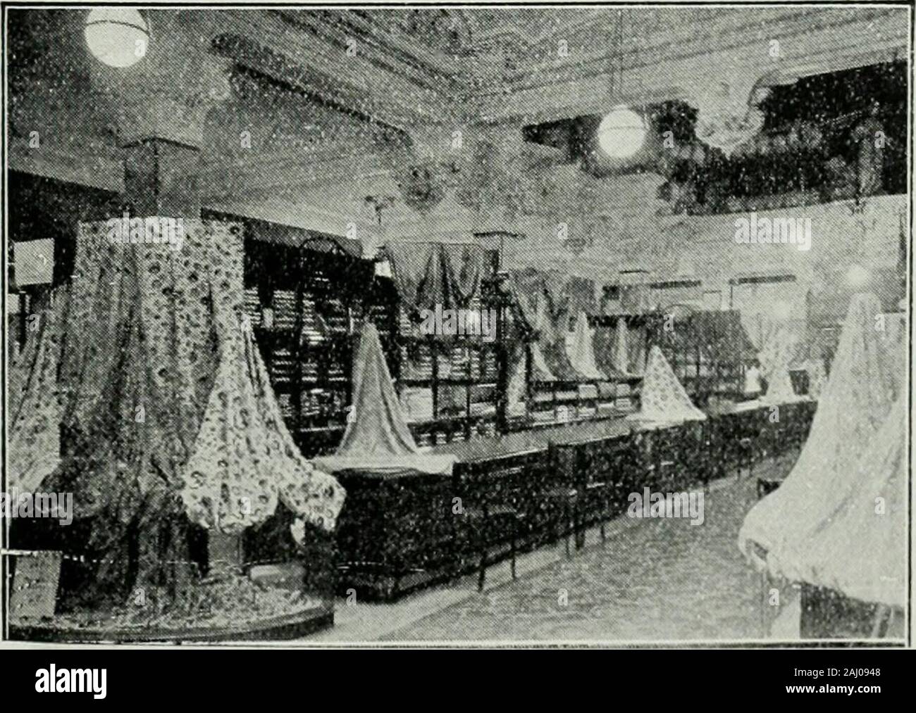 La lumière et l'éclairage . OSRAMS accompagnent l'illus-tration, reproduit d'une photographie prise en-tout par la lumière des lampes, theexcellent oflight montre la distribution obtenue fromOsram lampsat demi-watt MM. Harrods prem-ises, Brompton Road.S.-O. Les lampes sont montées en Equiluxo verrerie sphères. Des renseignements complets et gratuits sur prhespast reque. La General Electric Co., Ltd,Siège social : 67, rue de la reine Victoria, Londres, l'E.C. Vue de l'un ou les compteurs à MM. Harrods.. 222 L'ILLUMINATING INGÉNIEUR (avril) Banque D'Images