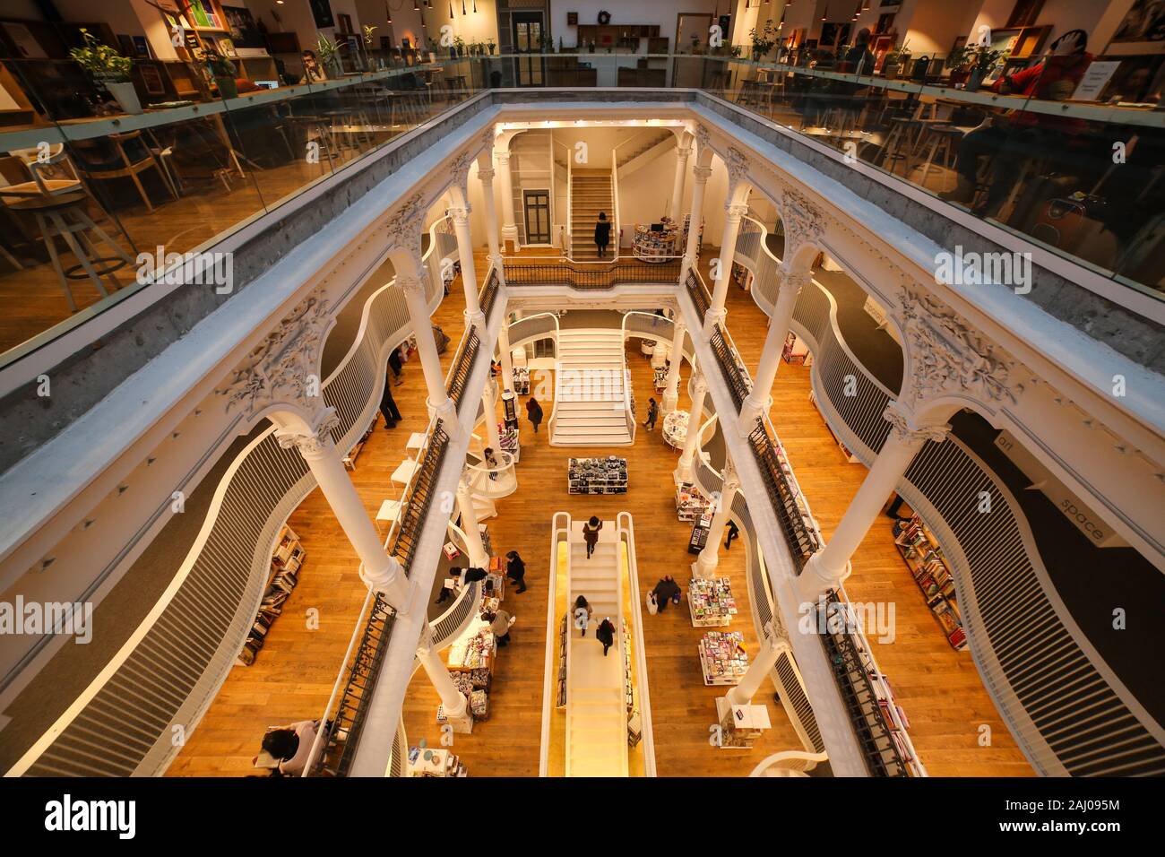 Bucarest, Roumanie - 1 janvier 2020 : vue intérieure de la magnifique  Bibliothèque publique Carturesti tourné sur un angle très large sur la rue  Lipscani, Vieux Centre Photo Stock - Alamy