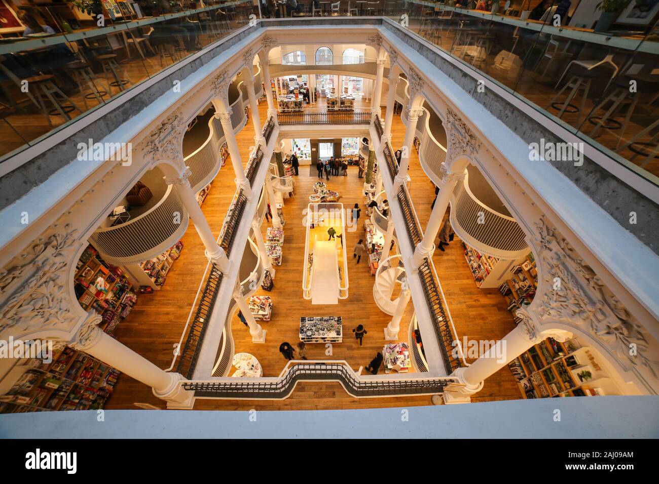 Bucarest, Roumanie - 1 janvier 2020 : vue intérieure de la magnifique Bibliothèque publique Carturesti tourné sur un angle très large sur la rue Lipscani, Vieux Centre Banque D'Images