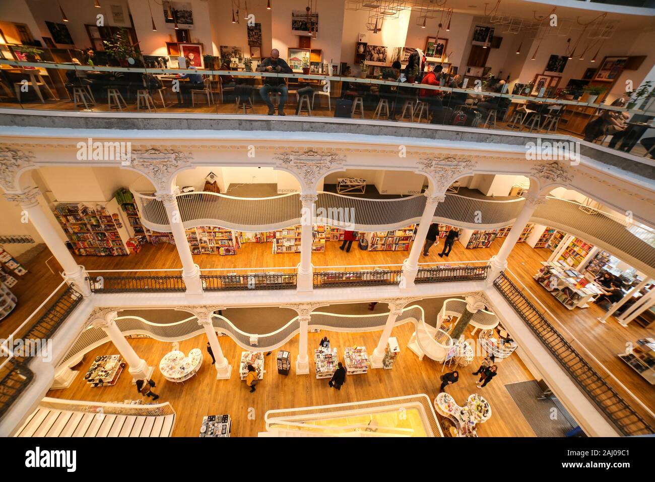 Bucarest, Roumanie - 1 janvier 2020 : vue intérieure de la magnifique Bibliothèque publique Carturesti tourné sur un angle très large sur la rue Lipscani, Vieux Centre Banque D'Images