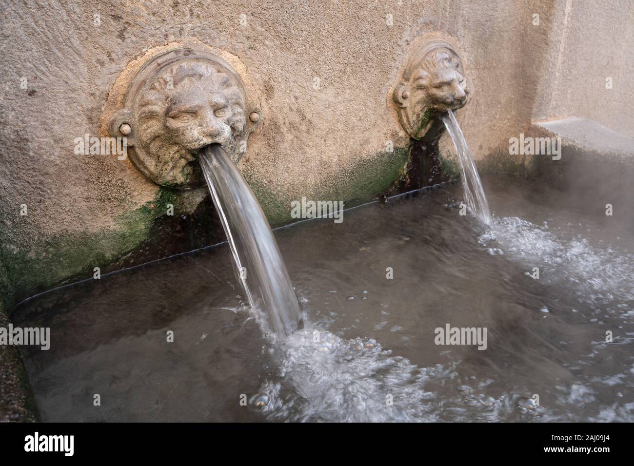 L'eau de source chaude. Fontaine tête de lion verser de l'eau. Le thermalisme. Caldas de Reis, Espagne Banque D'Images