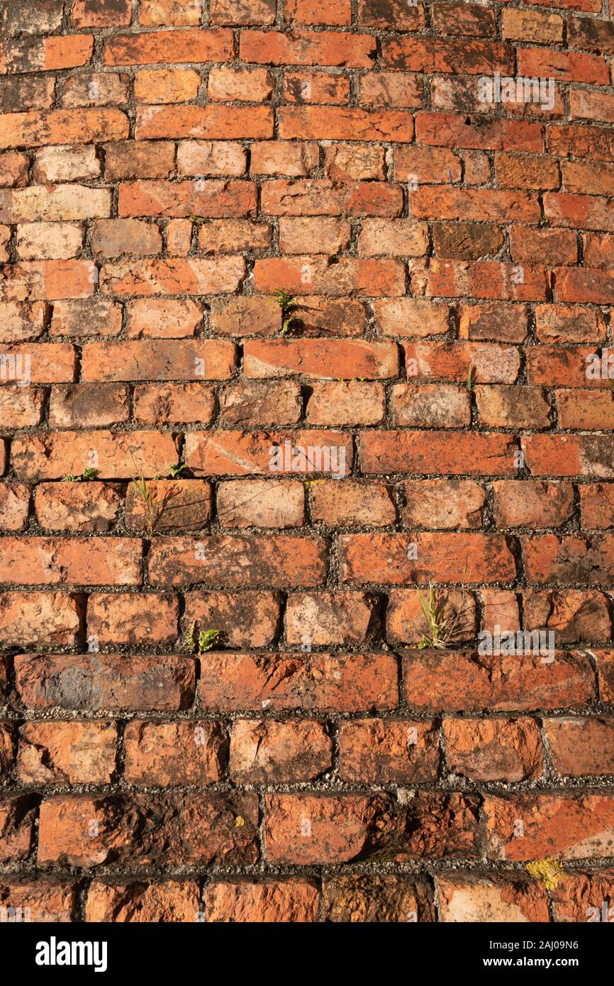 Arrière-plan de vieilles briques. Teinté patiné cheminée en brique. Piscine  Photo Stock - Alamy