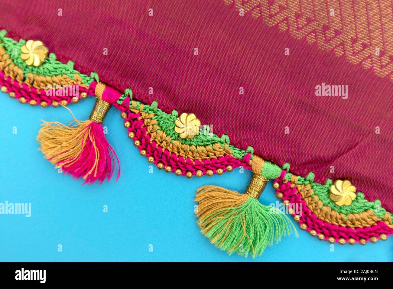 Maski, Inde - Octobre 6, 2019 - Crochet colorés, la conception de mode Tassel travaille sur saree border Banque D'Images