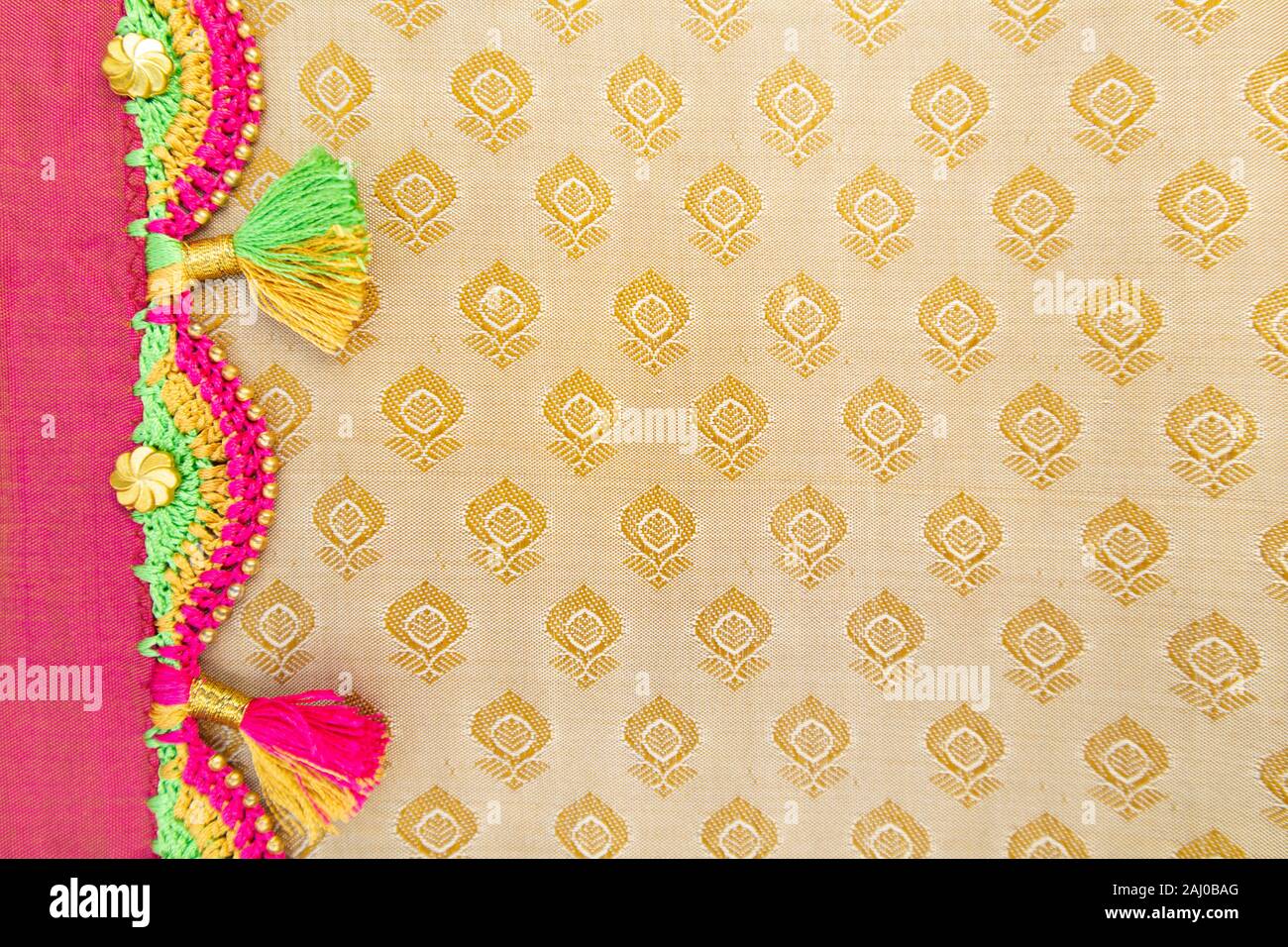 Maski, Inde - Octobre 6, 2019 - Crochet colorés, la conception de mode Tassel travaille sur un chiffon. Banque D'Images