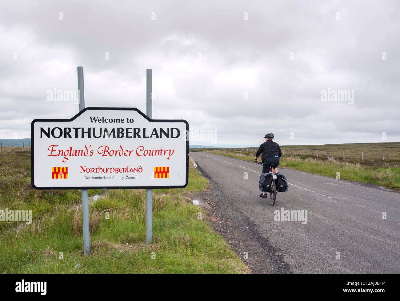 Northumberland, ANGLETERRE - 15 JUIN 2016 - cycliste masculin entrant dans Northumberland sur la piste Côte à côte, Royaume-Uni Banque D'Images