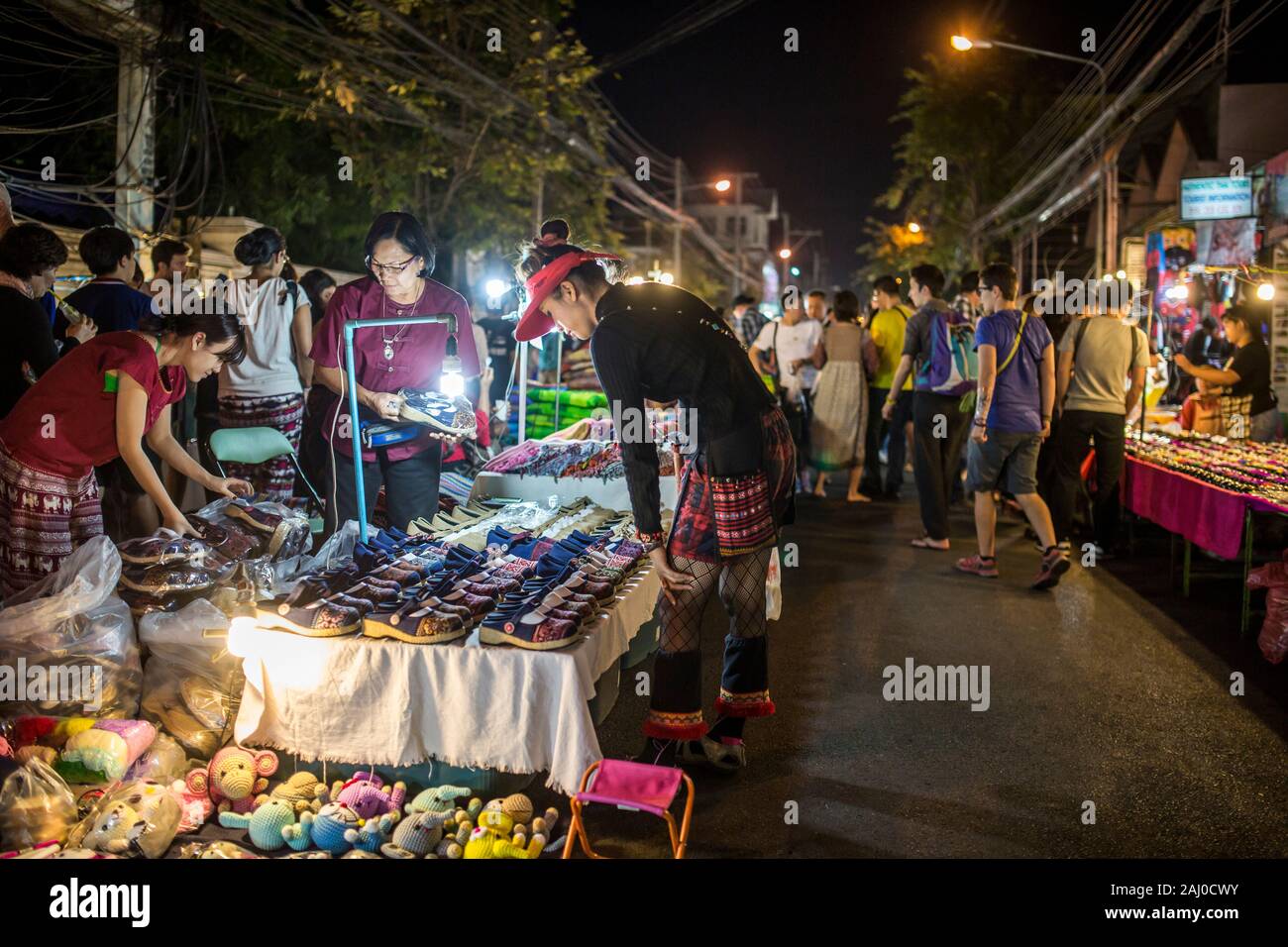 Chiang Mai, Thaïlande - 17 janvier 2016 : les gens au marché de nuit de Chiang Mai, Thaïlande. Banque D'Images