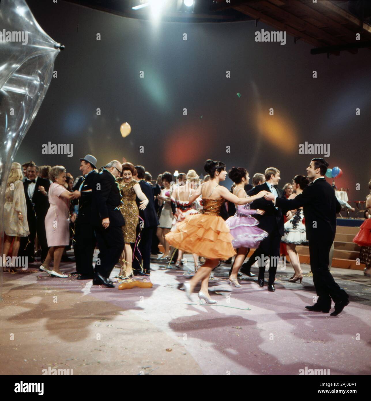 Silvester Tanzparty Musikshow 1971-1972, zum Jahreswechsel, Deutschland 1971 tanzendem Publikum mit, Szen Banque D'Images