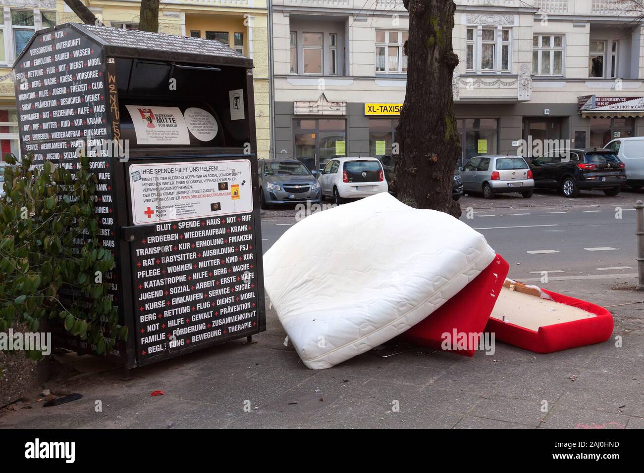 Déchets de rue à Berlin, vieux matelas, arbre de Noël Banque D'Images