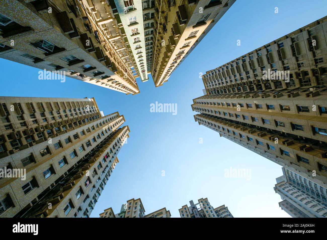 Jusqu'à sur des tours d'habitation et gratte-ciel - Ciel bleu - Banque D'Images