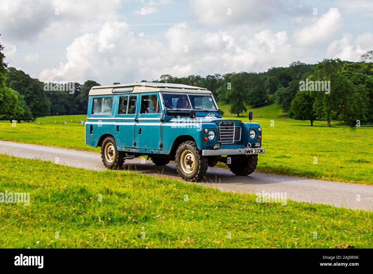 1972 Blue Blue Vintage Land Rover 110 ; voitures classiques, historiques, chers, vieux chronomètres, collectable restauré ancien ancien combattant, véhicules d'antan arrivant pour l'événement automobile historique de Mark Woodward à Leighton Hall, Carnforth, Royaume-Uni Banque D'Images