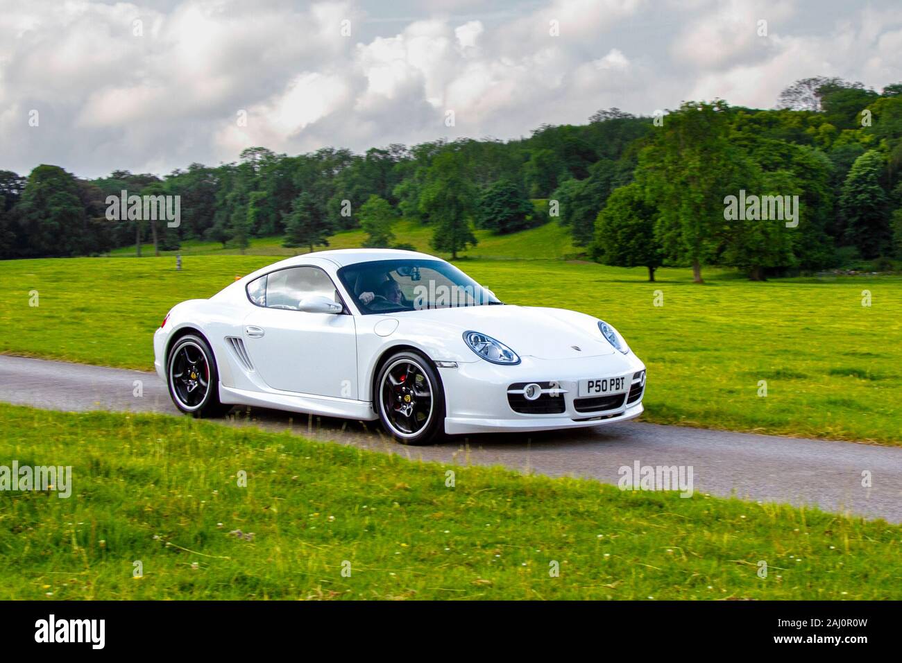 2008 Porsche Cayman S blanc ; des voitures classiques, historiques, chéris, Old timers, restauré de collection vintage ancien combattant, les véhicules d'antan arrivant pour la marque à l'événement automobile historique Woodward Leighton Hall, Carnforth, Royaume-Uni Banque D'Images