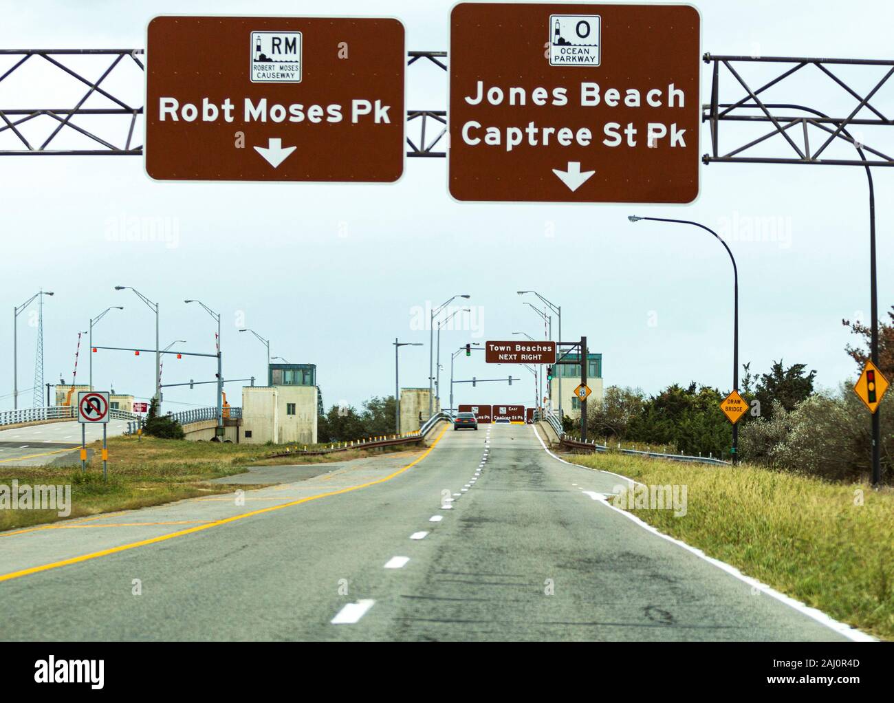 Les plaques de rue mise en scène cars à Robert Moses, Jones Beach et Captree Captree Parcs d'État avec le pont en bas de la route. Banque D'Images