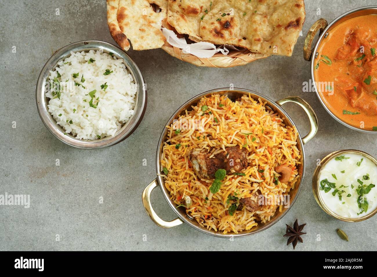 Repas indien - menu Biryani poulet au beurre de chèvre fond Naan Banque D'Images