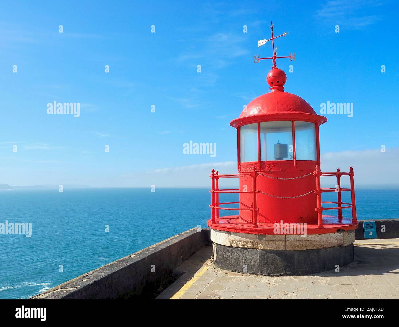 Célèbre phare de Nazaré au Portugal entouré par l'océan Atlantique Banque D'Images