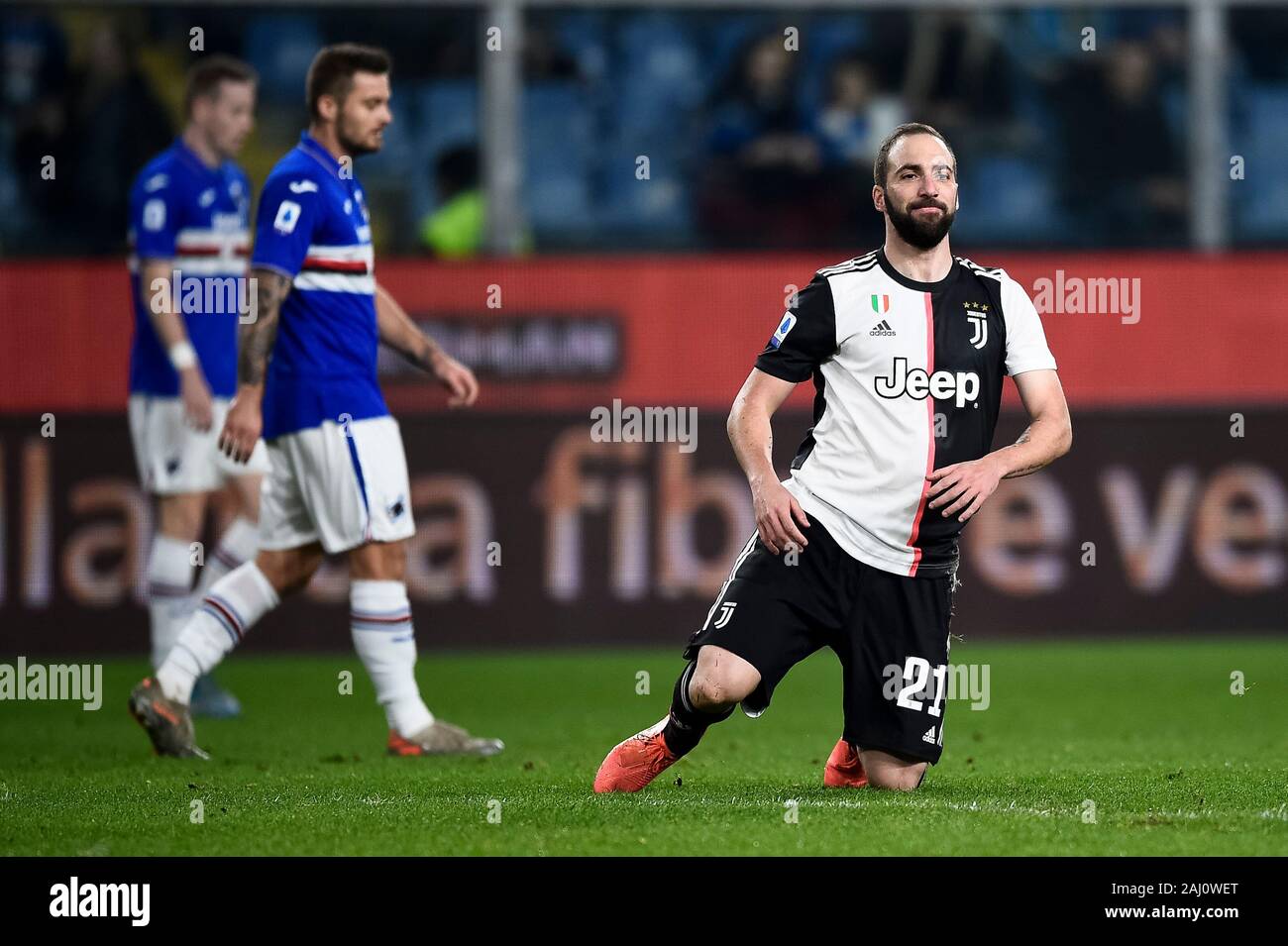 Gênes, Italie. 18 Décembre 2019 : Gonzalo Higuain de la Juventus FC est à genoux au cours de la série d'un match de football entre l'UC Sampdoria et la Juventus. La Juventus a gagné 2-1 sur l'UC Sampdoria. Credit : Nicolò Campo/Alamy Live News Banque D'Images