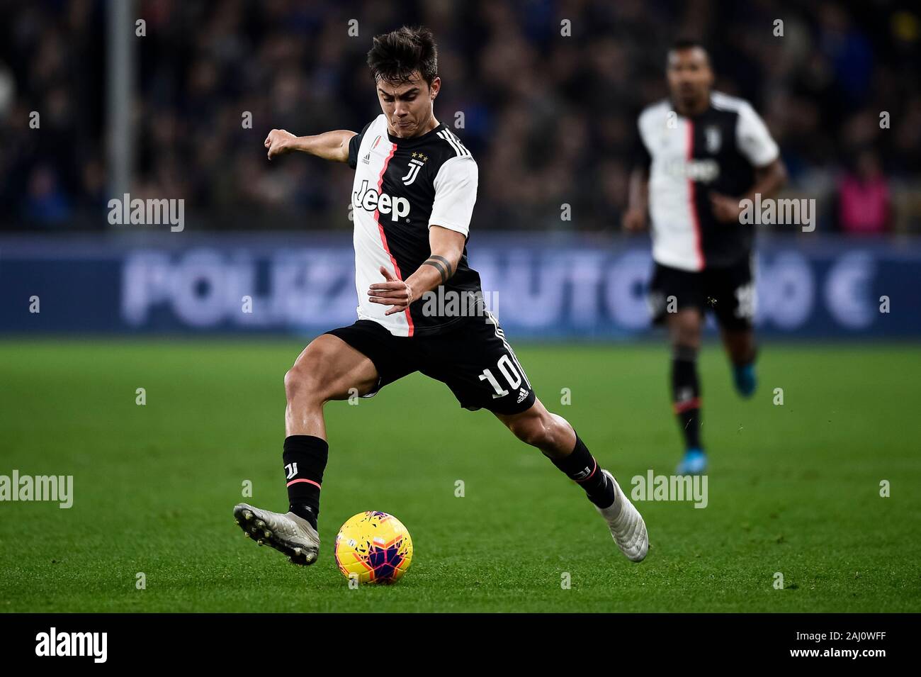 Gênes, Italie. 18 Décembre 2019 : Paulo Dybala de la Juventus frappe la balle au cours de la série d'un match de football entre l'UC Sampdoria et la Juventus. La Juventus a gagné 2-1 sur l'UC Sampdoria. Credit : Nicolò Campo/Alamy Live News Banque D'Images