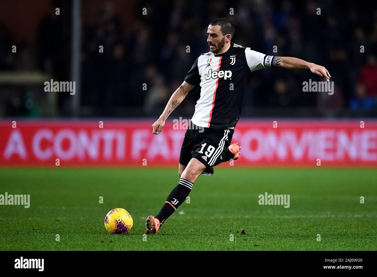 Gênes, Italie. 18 Décembre 2019 : Leonardo Bonucci de la Juventus frappe la balle au cours de la série d'un match de football entre l'UC Sampdoria et la Juventus. La Juventus a gagné 2-1 sur l'UC Sampdoria. Credit : Nicolò Campo/Alamy Live News Banque D'Images