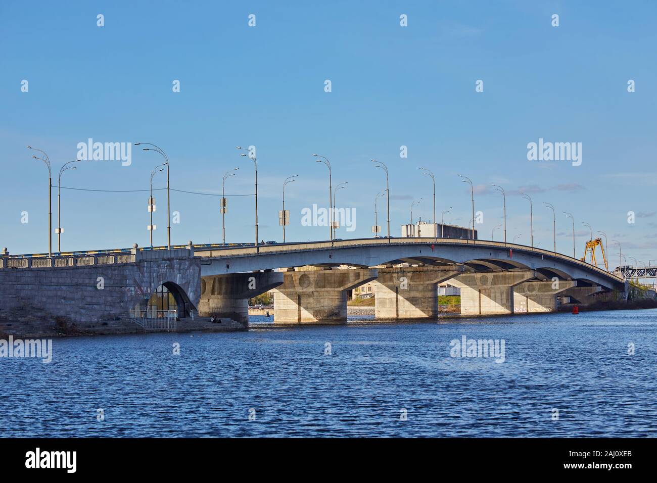 Béton Automobile pont sur la rivière de Kiev, Ukraine Banque D'Images