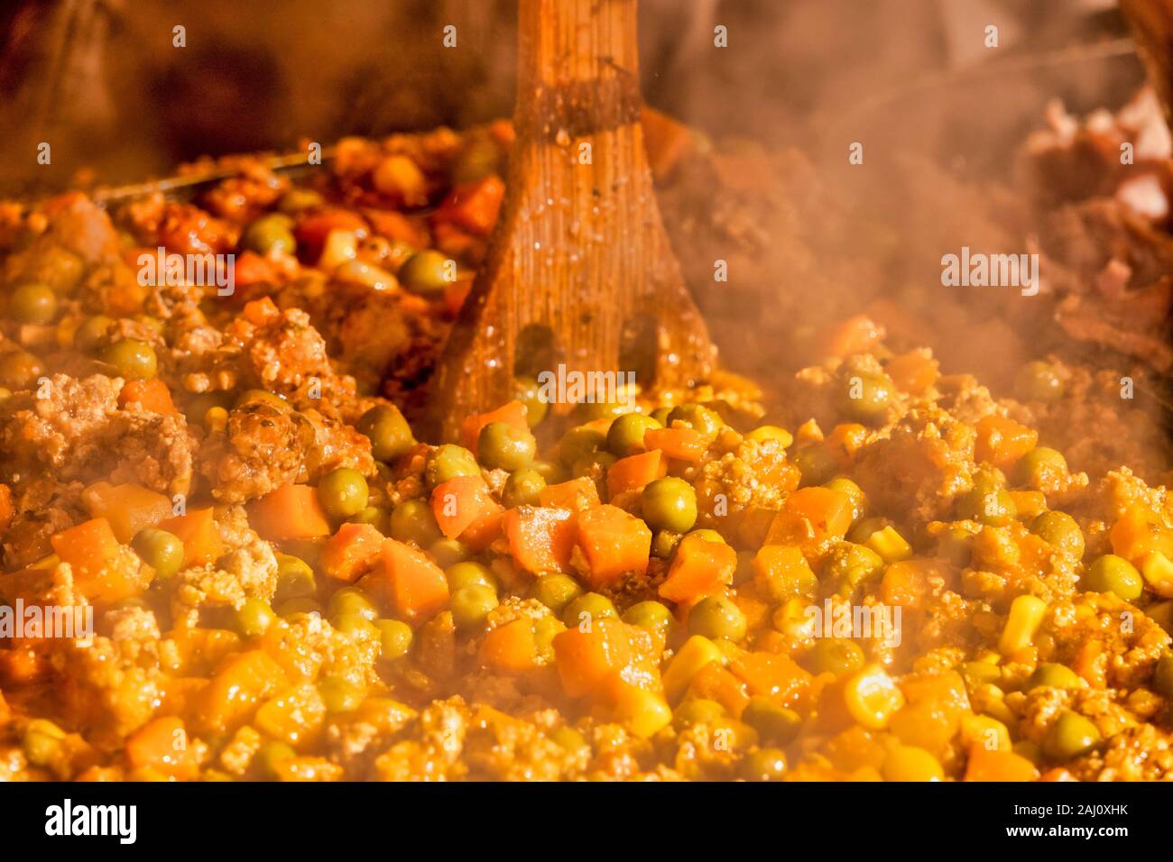 Groszkiem Marchewka z, un plat polonais composé dans les carottes, les pois et la viande. Banque D'Images