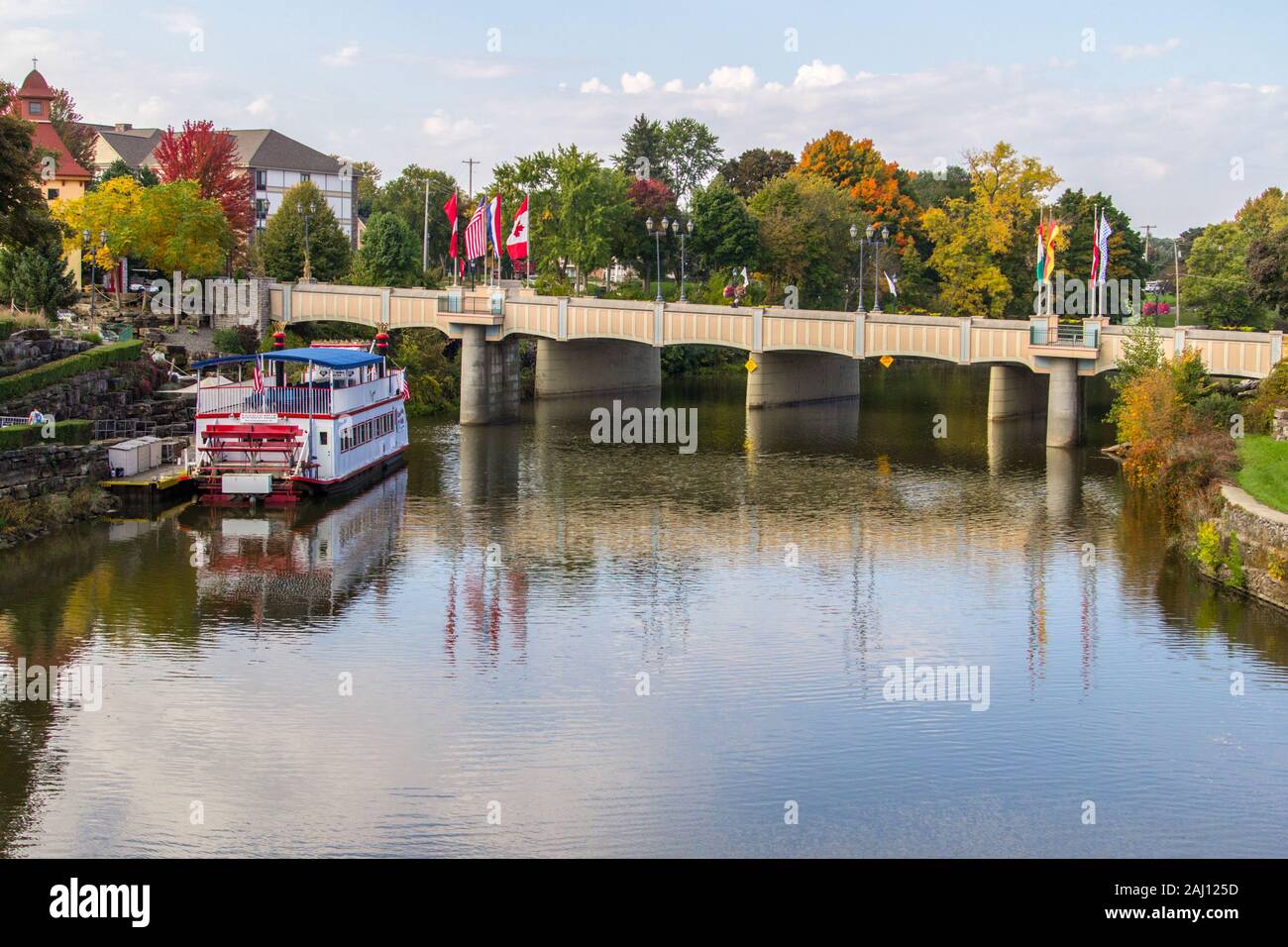 Frankenmuth, Michigan, États-Unis - Frankenmuth paysage urbain avec la Belle Riverboat bavaroise. Frankenmuth est la deuxième ville touristique la plus populaire du Michigan. Banque D'Images