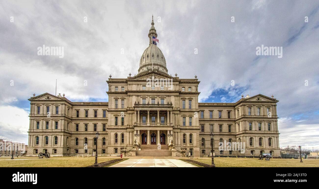 Bâtiment Du Capitole De L'État Du Michigan. Extérieur du bâtiment de la capitale du centre-ville de Lansing Michigan en orientation panoramique Banque D'Images