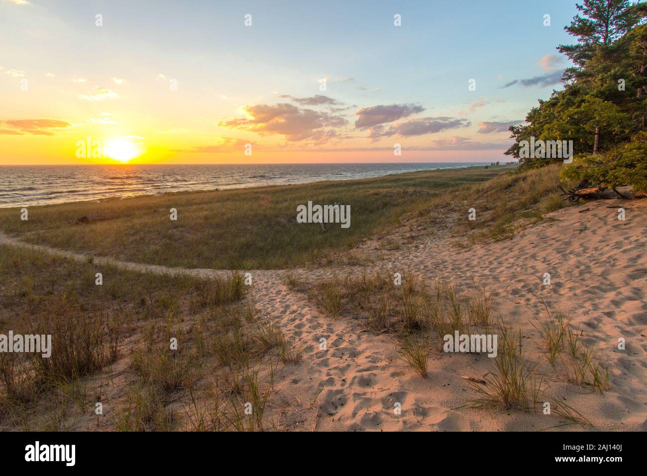 Été Plage Coucher de soleil Paysage. Chemin de sable sinueux sur sunset beach à Hoffmaster State Park à Muskegon, Michigan. Banque D'Images